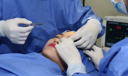 Tiến hành bấm mí 