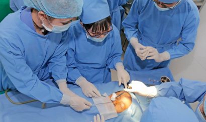 Thực hiện tạo hình mắt 2 mí