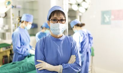 Thực hiện làm mỏng môi dày