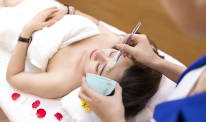 Đắp mặt nạ  vàng