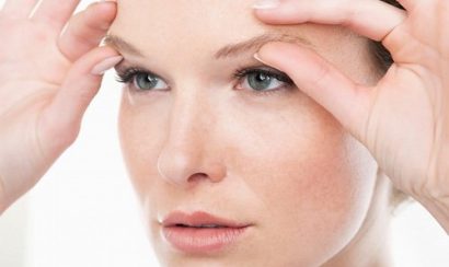 Gây tê và tán bột chân mày trên khung đã vẽ