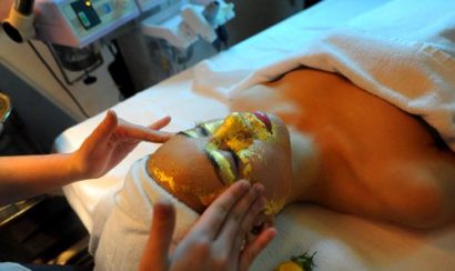 Đắp mặt nạ vàng 24k