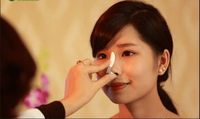 Đo vẽ, tính toán tỷ lệ phù hợp với khuôn mặt