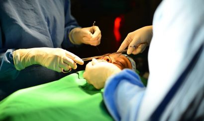 Tiến hành phẫu thuật nâng mũi