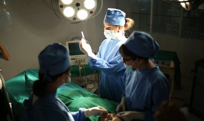 Tiến hàng làm đầy vùng dái tai