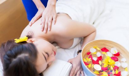 Rửa sạch mặt và vùng da cần trẻ hóa