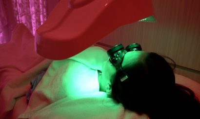 Chiếu ánh sáng xanh lá