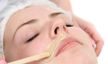 Xoa gel chuyên dụng lên vùng trị liệu