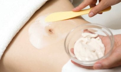 Thoa tinh chất cho vùng bụng